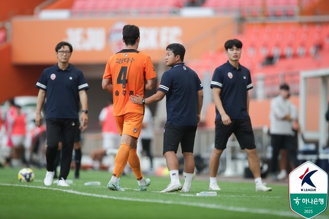 제주, K리그 42년史 초유의 사태! 한 경기 4명 퇴장으로... 