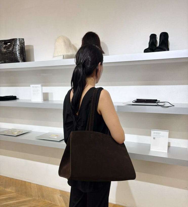  코스 성수 팝업스토어 COS AW25 | 성수팝업 | FOLIO 미니백, 갤러리 스웨이드 토트백, 마레 볼링백 MARAIS 코스가방