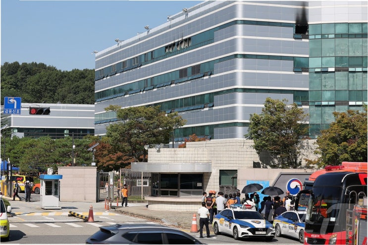 국가 <b>전산망 마비</b>, '민원 대란' 현실화? 시민들의 불편과 정부의... 