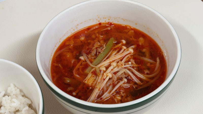 우삼겹 갈비탕 얼큰 버전 요리 우삼겹 파개장 저녁메뉴 추천