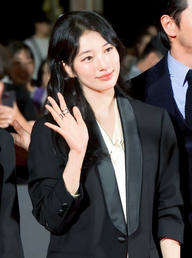  "노출 없이 시선 강탈" 수지 부국제 역대급 패션, 여자 셋업