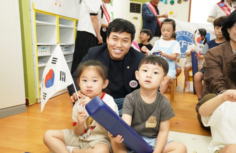[광주시의원 노영준] 한국자유총연맹 광주시지회 나라사랑 태극기 나눔행사 in 유리어린이집....