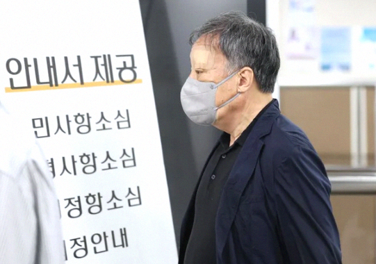 윤석열 절친 윤대진의 형 <b>윤우진</b> 뇌물 혐의 1심 징역 3년 선고.