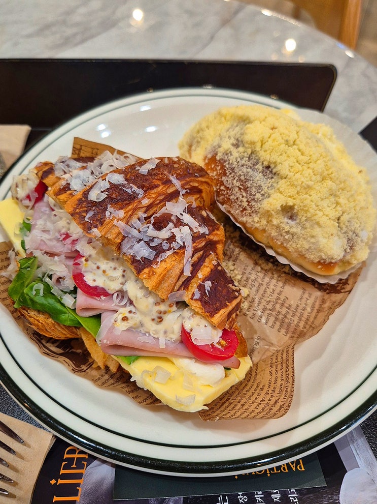  압구정역 베이커리 빵맛집 '파티클리에' 라우겐 샌드위치 추천!!