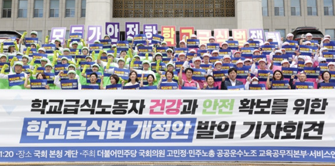  학교 급식실, 아이들 밥상 뒤에 숨은 참혹한 현실 