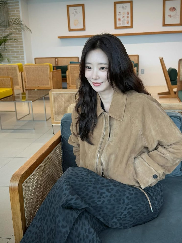  이주빈처럼 가을 분위기 여신 되는 법? 시슬리 스웨이드 블루종 항공점퍼 여자 자켓 코디 어때?