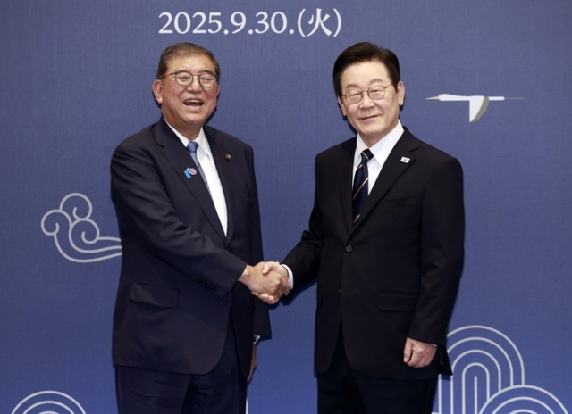 [정치] <b>한일</b> 정상, <b>셔틀외교</b> 재확인…균형발전·안보 <b>협력</b>까지