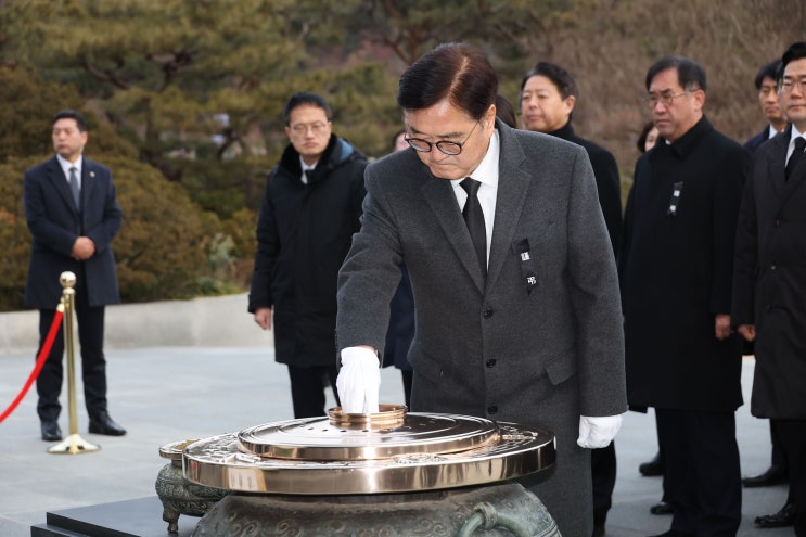 <b>우원식 국회의장</b>, 2025년 새해 현충탑 <b>참배</b> 이재명, 오동운... 
