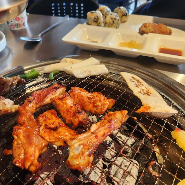  홍대 와인과 함께 먹는 부드러운 닭갈비 맛집, 반가 숯불닭갈비
