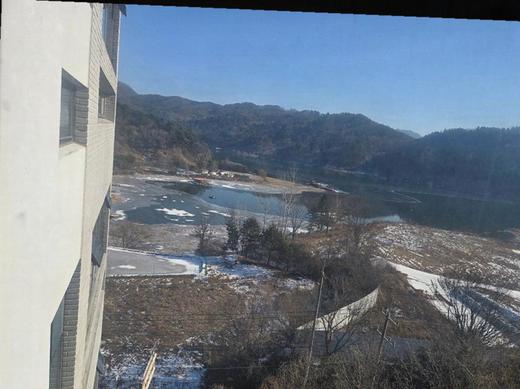  자연속에서 겨울 기념일을 맞이한 가족의 행복한 피서지