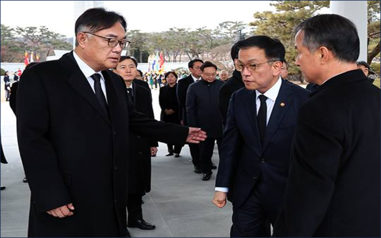 최상목 권한대행, 정진석 대통령 비서실장만 <b>사표</b> 수리 여부... 