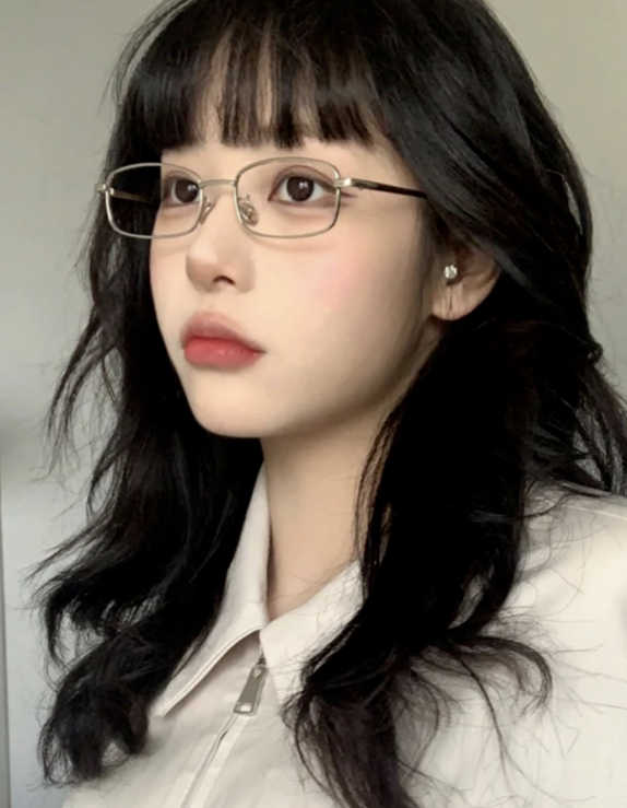  Y2K 복고 감성 제대로 살린 긱시크함 그 잡채로 둥근 얼굴도 보완해주는 가벼운 블루라이트 여자 안경테 추천