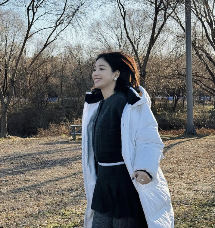  여성 롱패딩의 장점은 살리면서 활동도 편하게 디자인된 스파이더 여자 구스다운 추천 w. 기은세