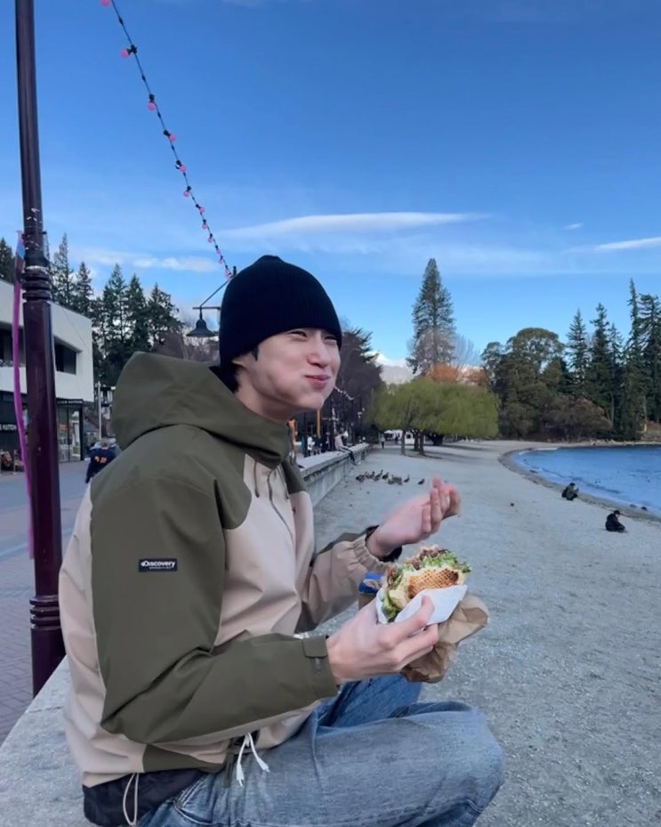  요즘 대세인 변우석이 입은 겨울날에도 멋진 매력이 가득한 디스커버리 경량 바람막이 패딩 코디 추천