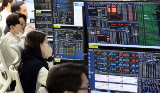 "국장 탈출은 지능순"…개미들 돈 싸 들고 미국 가더니 국내증시 250조 '증발' "국장 탈출은 지능순"…개미들 돈 싸 들고 미국 가더니 국내증시 250조 '증발'