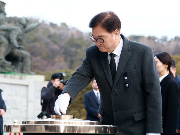 <b>우원식</b> <b>의장</b>, 국립서울<b>현충원 참배</b>