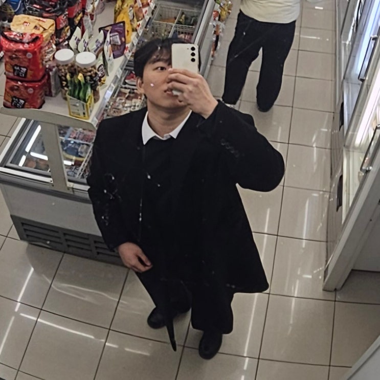 241231 검은색 롱코트 남색 맨투맨 흰색 셔츠 레이어드 회색 슬랙스 241231 검은색 롱코트 남색 맨투맨 흰색 셔츠 레이어드 회색 슬랙스
