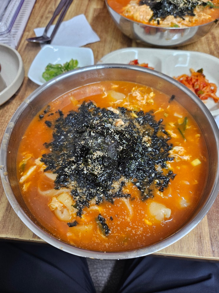  속초 로컬 칼국수 맛집 정든식당 3대째 이어온 장칼국수의 깊은 맛
