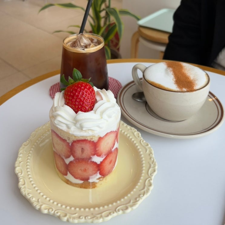  하단 카페 진주 딸기 생크림 케이크 디저트 맛집