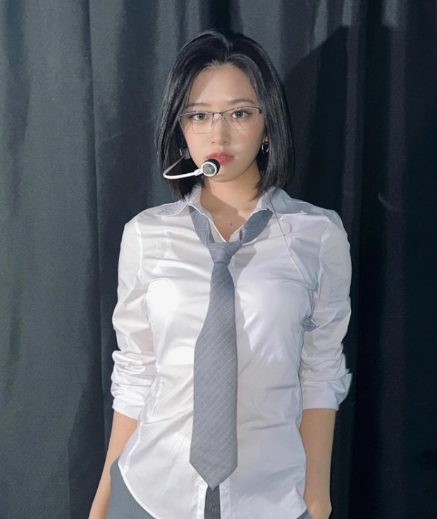  안유진의 메이크업과 스타일 따라하기: 청순하고 세련된 매력의 비결