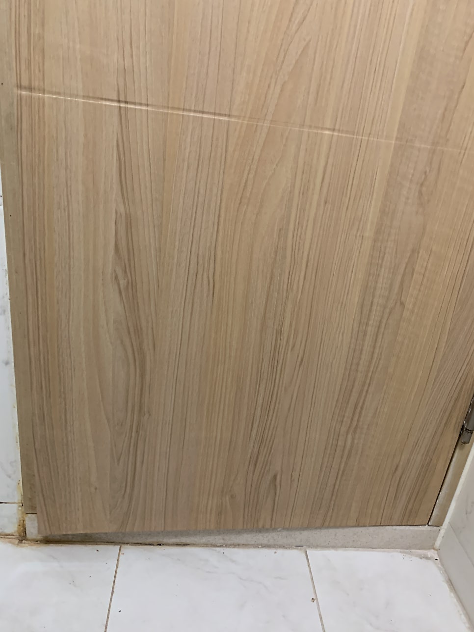 물먹은 화장실 문수리 욕실 문 시트지 보수 경기도 하남