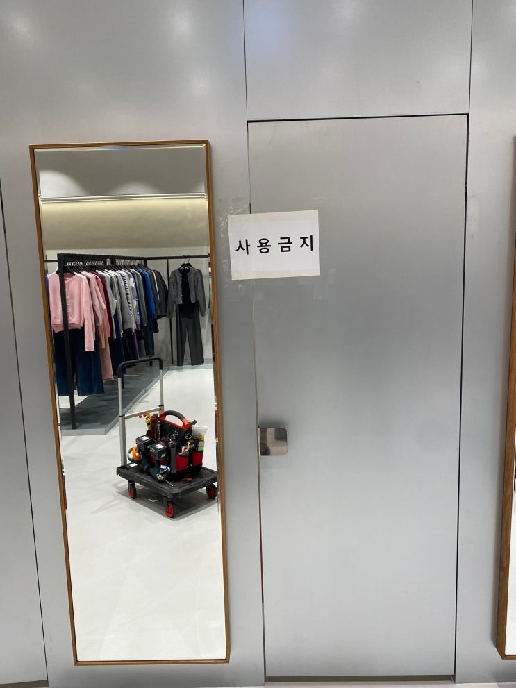  의류매장 탈의실문 수리