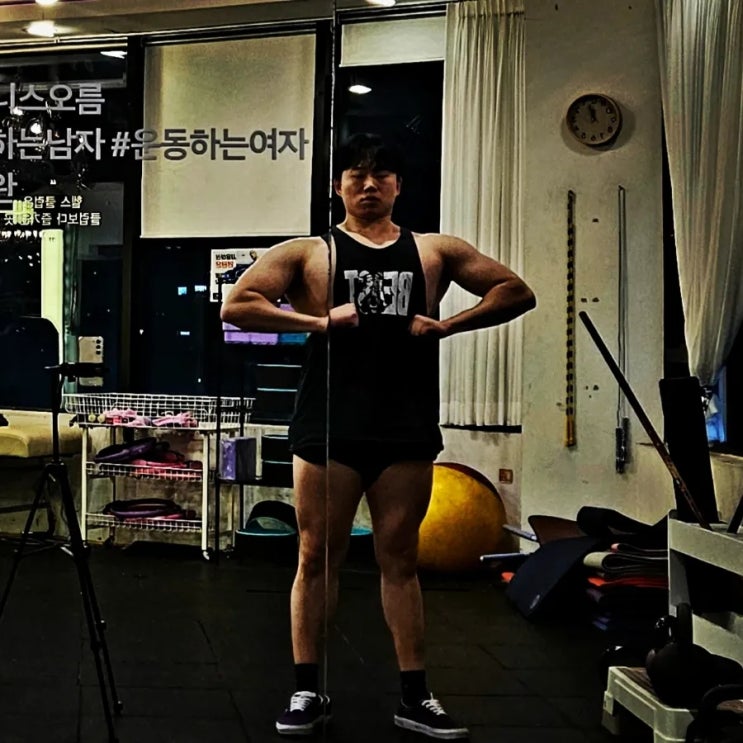 머슬핏 상체 와이셔츠 슈트핏 코디 만드는 250101 운동 머슬핏 상체 와이셔츠 슈트핏 코디 만드는 250101 운동