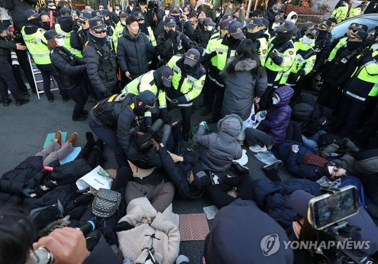 尹관저 앞 지지자들 누워 총력저지…경찰 강제해산 '아수라장' 尹관저 앞 지지자들 누워 총력저지…경찰 강제해산 '아수라장'