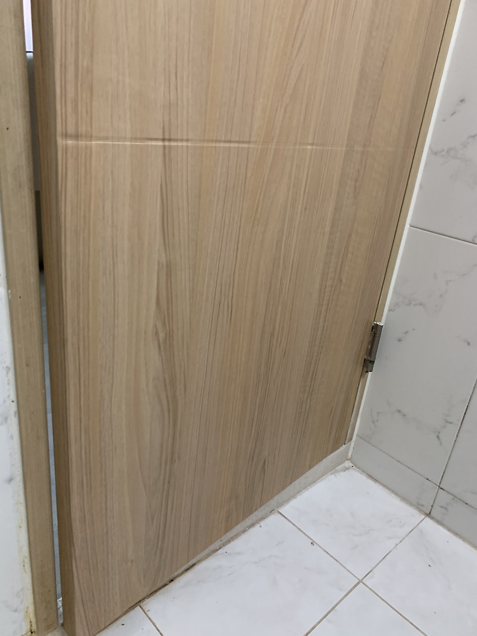 물먹은 화장실 문수리 욕실 문 시트지 보수 경기도 하남