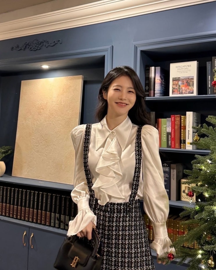  20대 여자 대학생의 캠퍼스 라이프에서 깔끔한 멋이 매력인 브랜드 제이에스티나 SOGNO 핸드백 가방 추천 w. 신예은