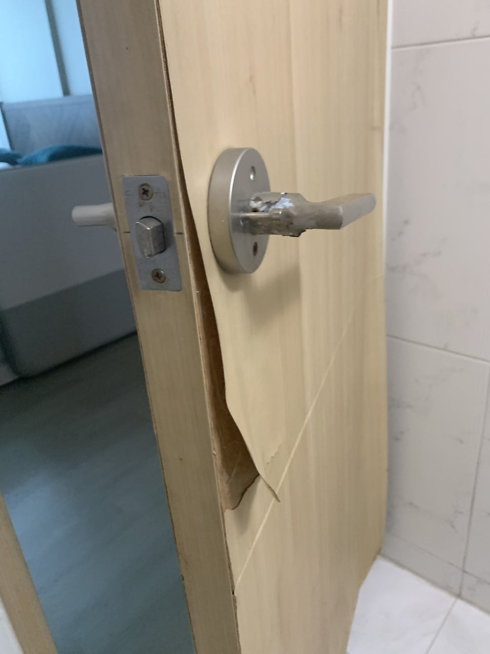 물먹은 화장실 문수리 욕실 문 시트지 보수 경기도 하남
