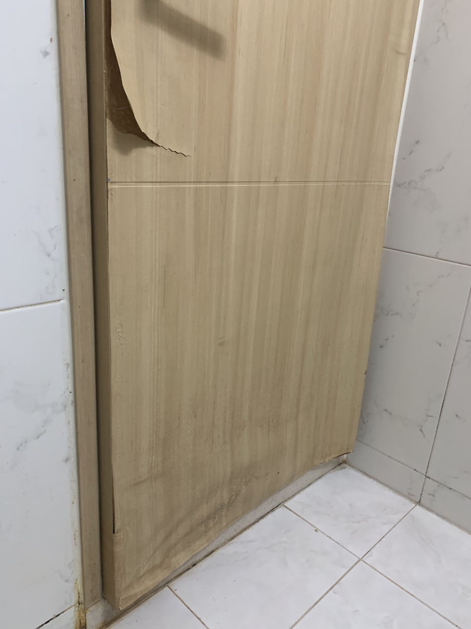 물먹은 화장실 문수리 욕실 문 시트지 보수 경기도 하남