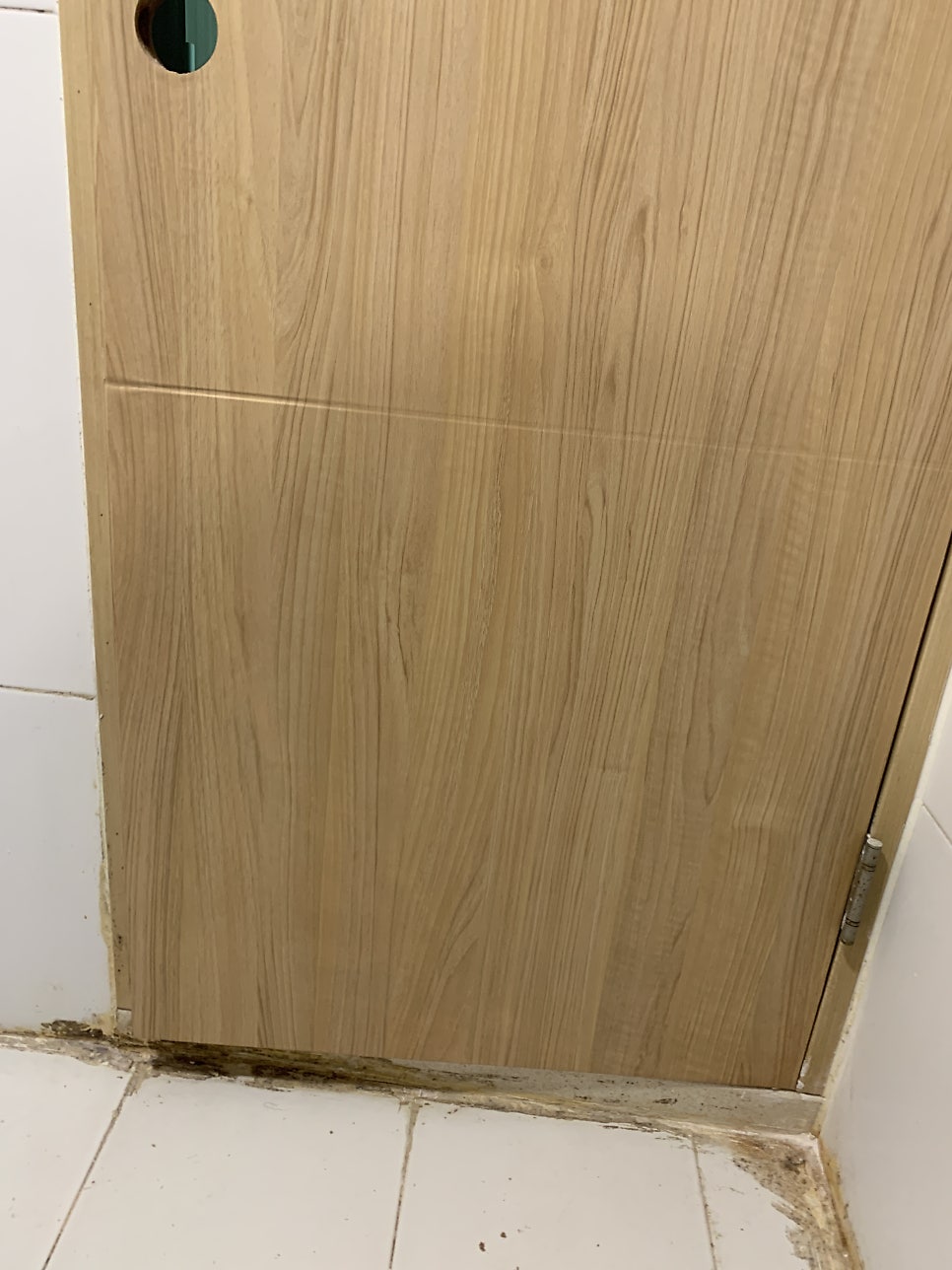 물먹은 화장실 문수리 욕실 문 시트지 보수 경기도 하남