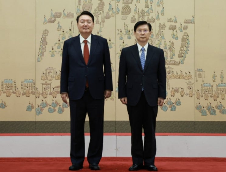 윤석열 체포 막아 <b>공무집행 방해</b> 중인 <b>경호처장</b> 박종준은 누구?