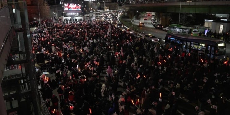관저 앞 지지자 "윤석열 <b>대통령 체포</b> 막자"