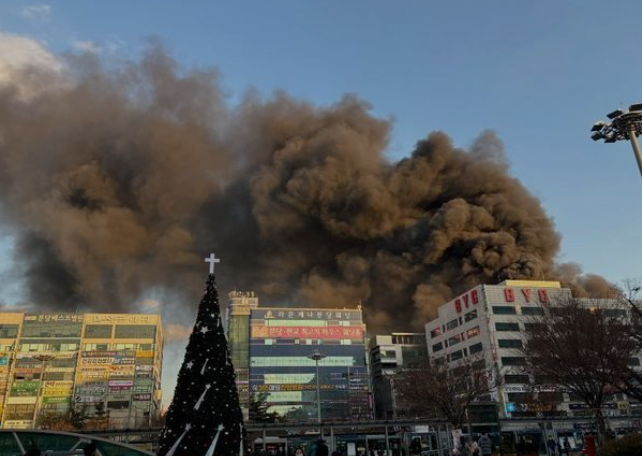 "<b>분당</b> 야탑동 <b>복합건물 화재</b> 발생, 내부 고립자 구조 진행 중!"