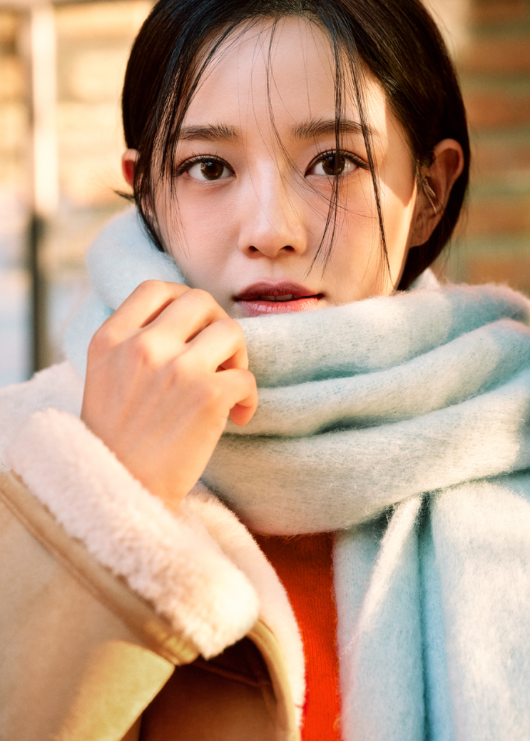  머스터드 컬러의 심플하지만 돋보이는 잇미샤의 비건 레더 스웨이드 가죽 무스탕 여성 자켓 추천 w. 김세정