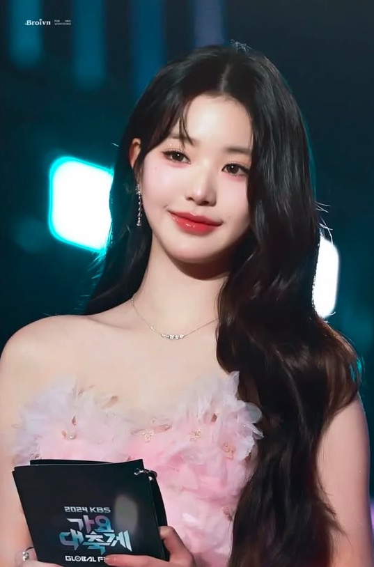 레전드라 불리는 장원영 kbs <b>가요대축제 mc</b> 헤메코.jpg