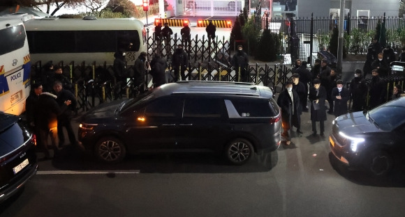 [속보] 공수처 차량, <b>한남</b>동 대통령 관저 앞 도착…尹 체포 시도