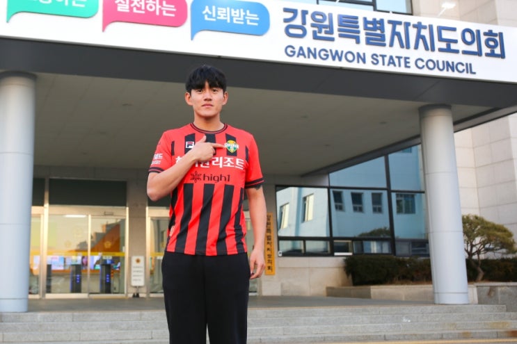 [오피셜] <b>강원</b>, '국가대표 출신' <b>홍철 영입</b>! "좋은 축구하는 팀에... 