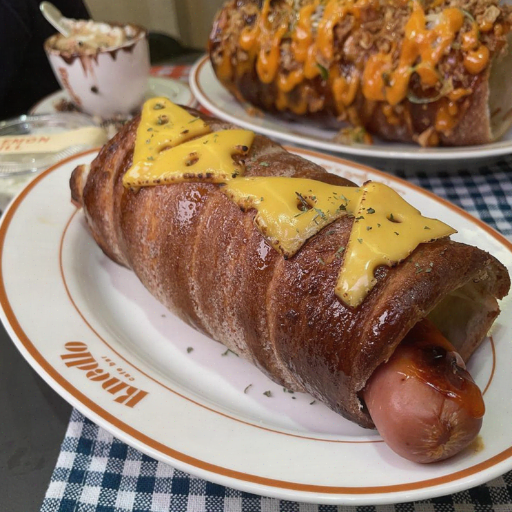  송리단길 카페 끄네들로, 따끈한 빵과 다양한 토핑으로 완벽한 디저트