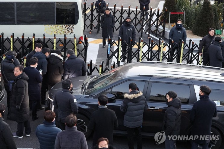 200명 인간띠·3단계 차벽에 막힌 尹체포…몸싸움·화기 소지도 200명 인간띠·3단계 차벽에 막힌 尹체포…몸싸움·화기 소지도