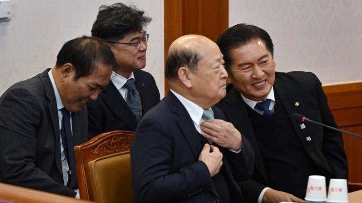 윤 대통령 <b>탄핵 사유</b> '<b>내란죄</b>' <b>철회</b>, 파장
