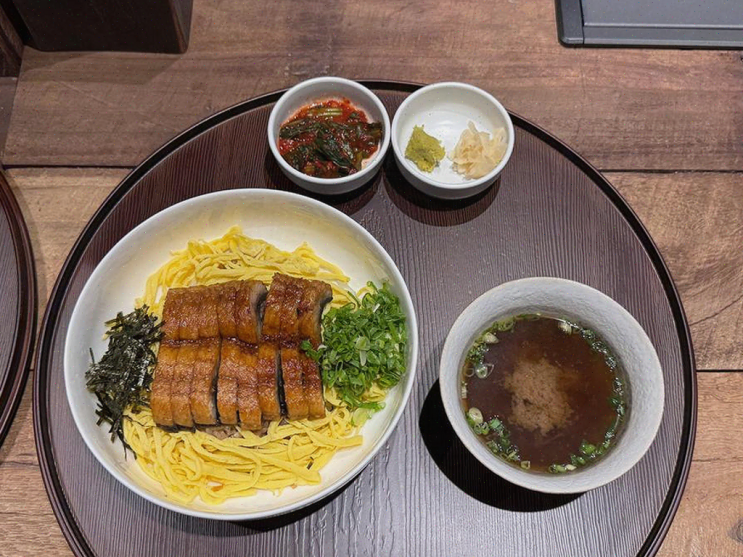  서울 종로의 오치교반, 친구들과 나누는 맛있는 장어로 연말 모임 완벽!