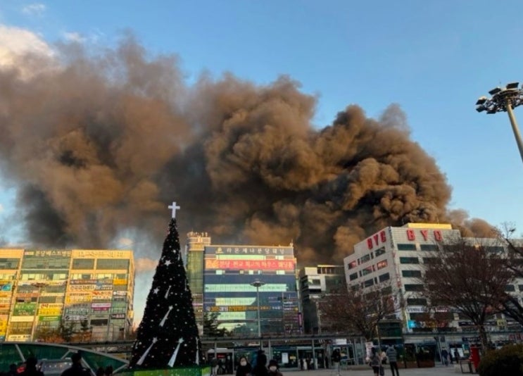 [속보] "<b>화재</b> 발생 <b>분당</b> 야탑역 인근 byc 빌딩 <b>복합건물</b>에 다수... 