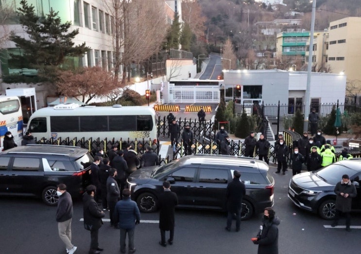 [속보] <b>관저 진입</b>한 <b>공수처</b>·<b>경찰</b>, 경호처와 몸싸움 충돌