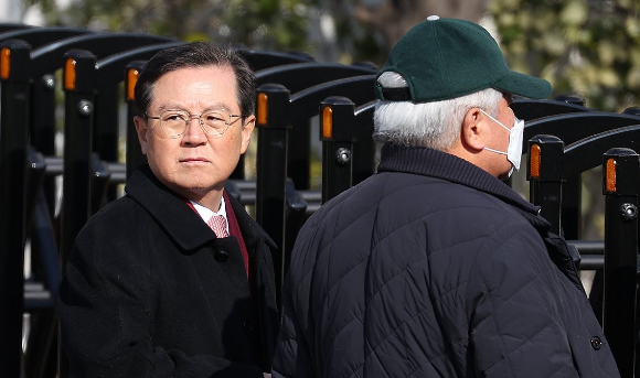 [속보] <b>윤대통령 변호인 김홍일</b>·<b>윤갑근</b>, <b>한남동 관저</b>로 들어가