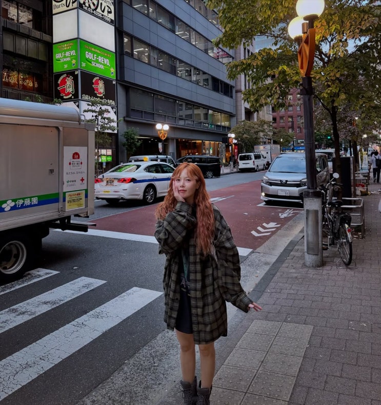  현아의 일본여행에서 함께한 매력적인 보조 가방으로 사랑받는 여자 명품 브랜드 메종마르지엘라 글램 호보백