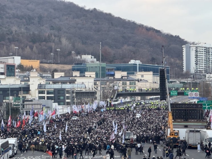 <b>한남</b>동에 울린 '다시 만난 세계'…尹 체포 불발에 '초긴장... 