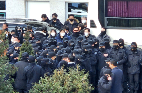 <b>윤석열 체포영장</b> 말고 구속<b>영장</b> <b>검토</b>, 55경비단 뚫을까?